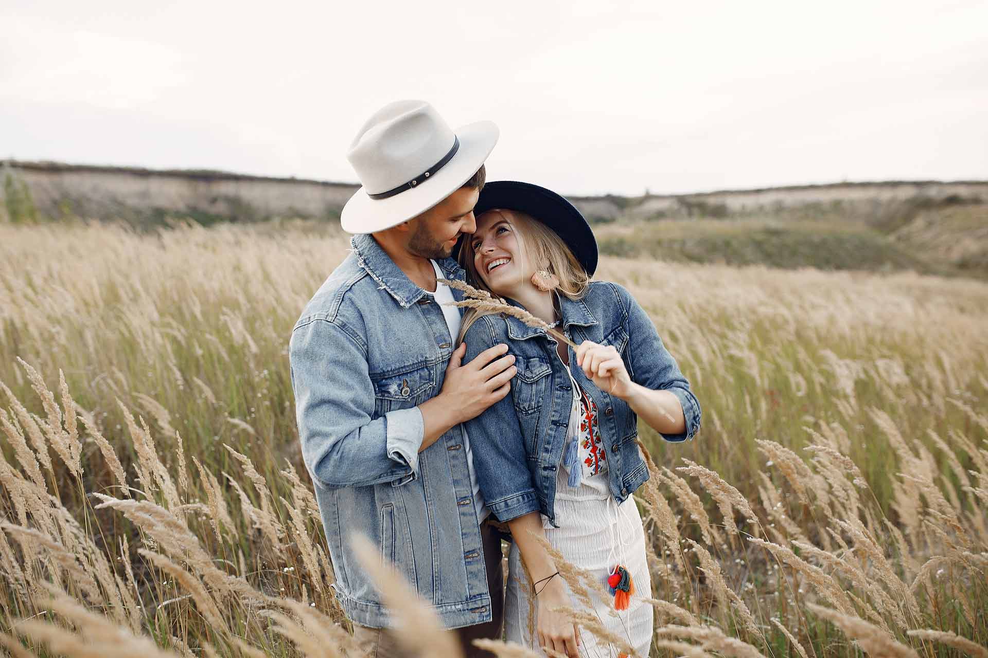 very-beautiful-couple-in-a-wheat-field-F4L5E77.jpg